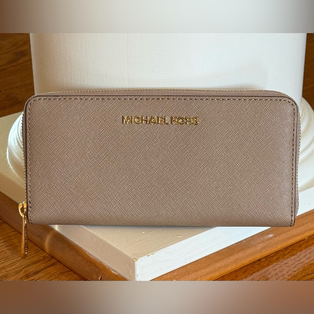 MICHAEL Michael Kors Jet Set Travel Saffiano Leather Wallet in Dark Khaki